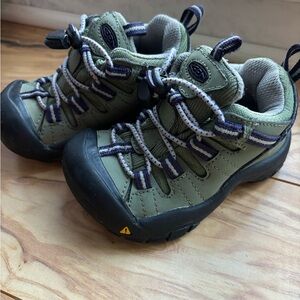 Keen Green and Black Sneakers with Breathable Mesh and Rugged Design